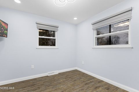 Tiny photo for 5862 W Benalex Drive, Toledo, OH 43612 (MLS # 10004205)