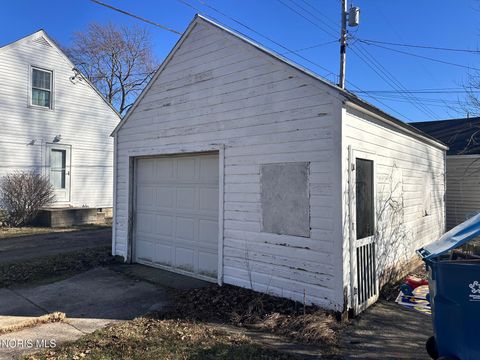 Tiny photo for 833 Franklin Avenue, Fremont, OH 43420 (MLS # 10004925)