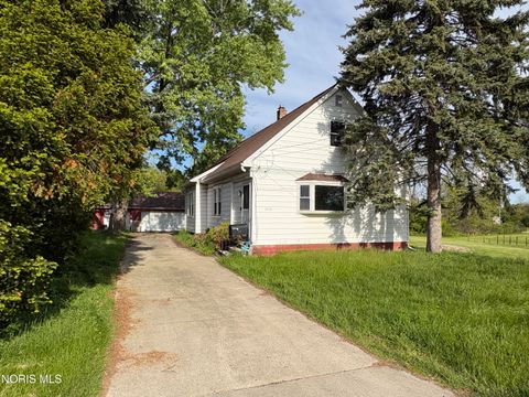 Photo of 1312 Towers Road, Oregon, OH 43616 (MLS # 10007675)