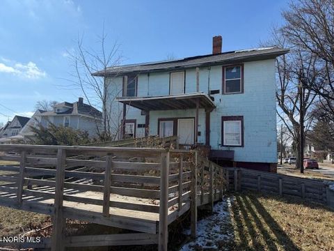 Photo of 2867 N Detroit Avenue, Toledo, OH 43610 (MLS # 10004463)