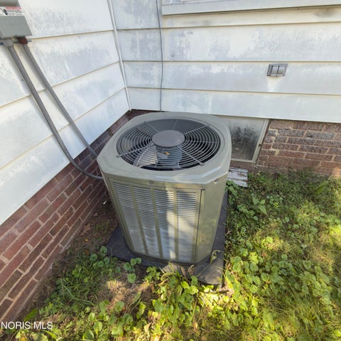Tiny photo for 4142 Lowe Road, Toledo, OH 43612 (MLS # 10014334)