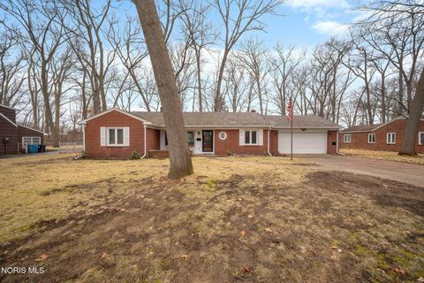 Photo of 5103 Fairgreen Drive, Toledo, OH 43613 (MLS # 10004323)