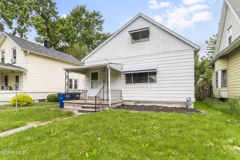 Photo of 1221 Greenwood Avenue, Toledo, OH 43605 (MLS # 10010208)