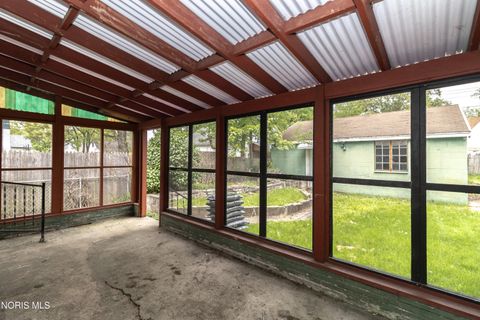 Tiny photo for 1221 Greenwood Avenue, Toledo, OH 43605 (MLS # 10010208)