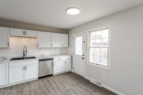 Tiny photo for 6727 Garden Road, Maumee, OH 43537 (MLS # 10008368)
