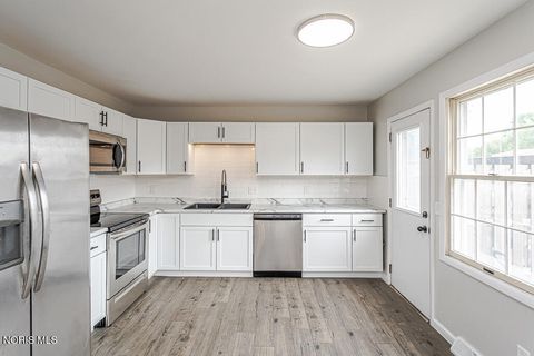 Tiny photo for 6727 Garden Road, Maumee, OH 43537 (MLS # 10008368)