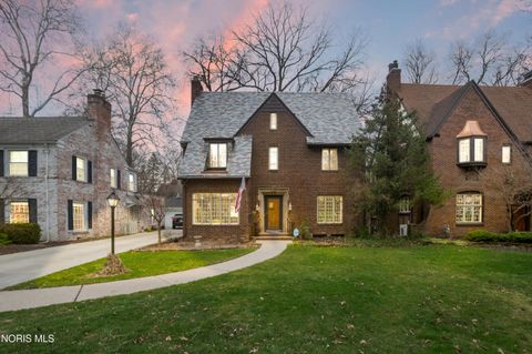 Photo of 2542 Meadowwood Drive, Toledo, OH 43606 (MLS # 10005839)