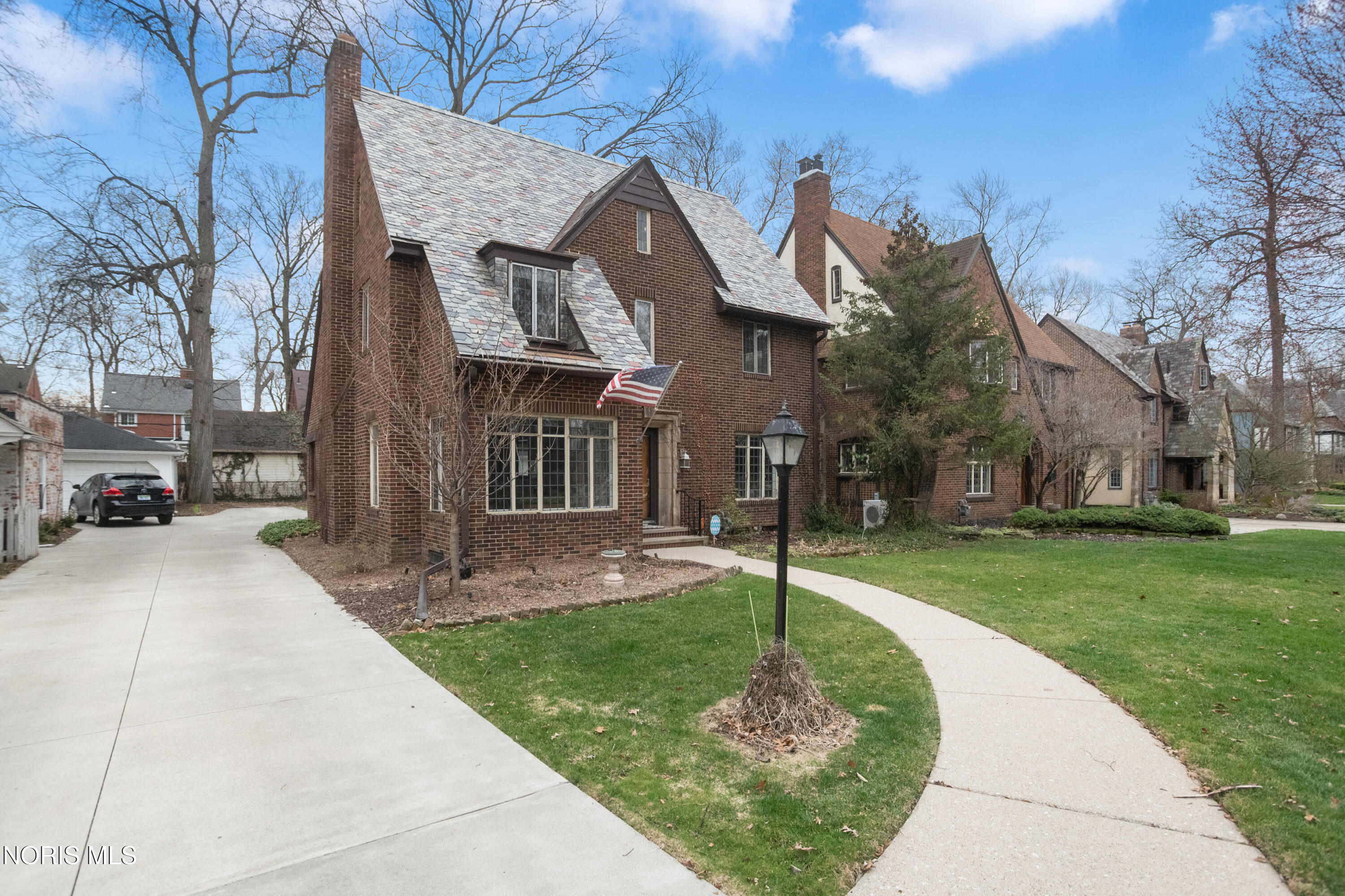 2542 Meadowwood Drive