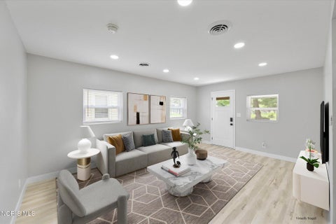 Tiny photo for 1374 Gage Road, Toledo, OH 43612 (MLS # 10012296)