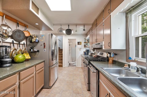 Tiny photo for 4 Greenbrier Court, Bowling Green, OH 43402 (MLS # 10010116)