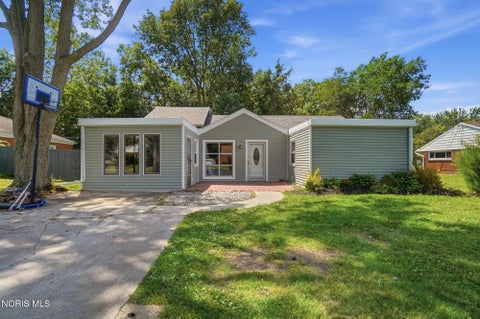 Photo of 4 Greenbrier Court, Bowling Green, OH 43402 (MLS # 10010116)