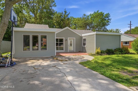 Tiny photo for 4 Greenbrier Court, Bowling Green, OH 43402 (MLS # 10010116)