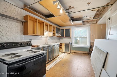 Tiny photo for 2040 Glenwood Avenue, Toledo, OH 43620 (MLS # 10000426)
