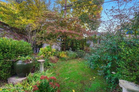 Tiny photo for 2040 Glenwood Avenue, Toledo, OH 43620 (MLS # 10000426)