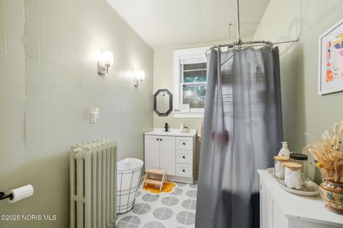Tiny photo for 2040 Glenwood Avenue, Toledo, OH 43620 (MLS # 10000426)