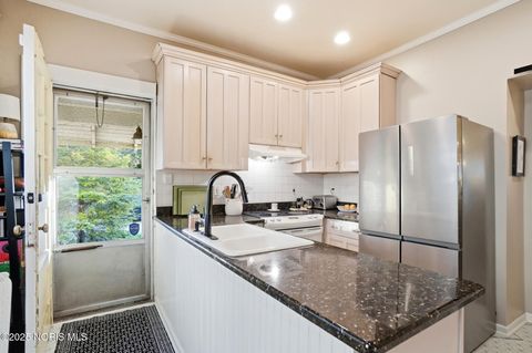 Tiny photo for 2040 Glenwood Avenue, Toledo, OH 43620 (MLS # 10000426)