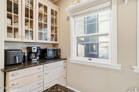 Tiny photo for 2040 Glenwood Avenue, Toledo, OH 43620 (MLS # 10000426)
