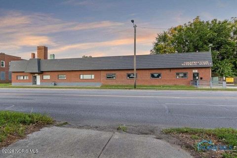 Photo of 223 S Fearing Boulevard, Toledo, OH 43609 (MLS # 10003484)