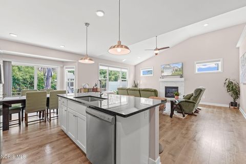 Tiny photo for 1050 N Ironwood Drive, Rossford, OH 43460 (MLS # 10010308)