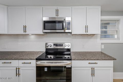 Tiny photo for 3251 Northwood Avenue, Toledo, OH 43606 (MLS # 10009606)