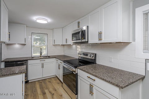Tiny photo for 3251 Northwood Avenue, Toledo, OH 43606 (MLS # 10009606)