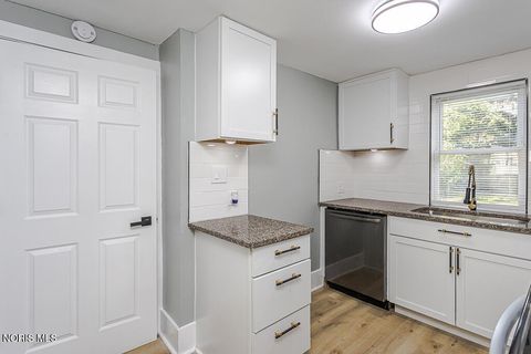Tiny photo for 3251 Northwood Avenue, Toledo, OH 43606 (MLS # 10009606)