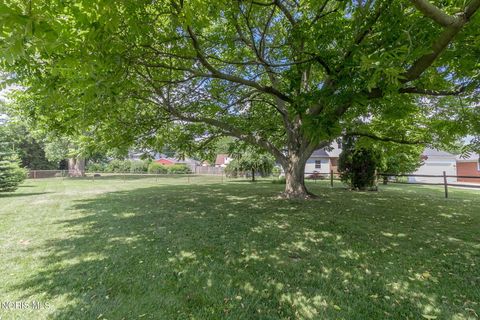 Tiny photo for 35 Santus Drive, Rossford, OH 43460 (MLS # 10010117)