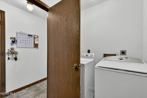 Tiny photo for 35 Santus Drive, Rossford, OH 43460 (MLS # 10010117)