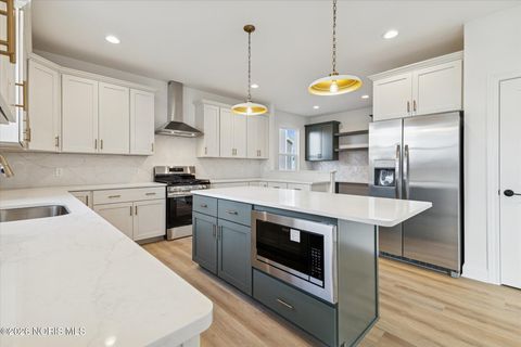 Tiny photo for 112 Kinloch Drive, Perrysburg, OH 43551 (MLS # 10003022)