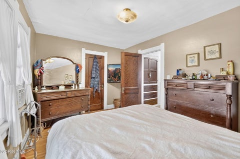Tiny photo for 837 Geneva Avenue, Toledo, OH 43609 (MLS # 10010865)