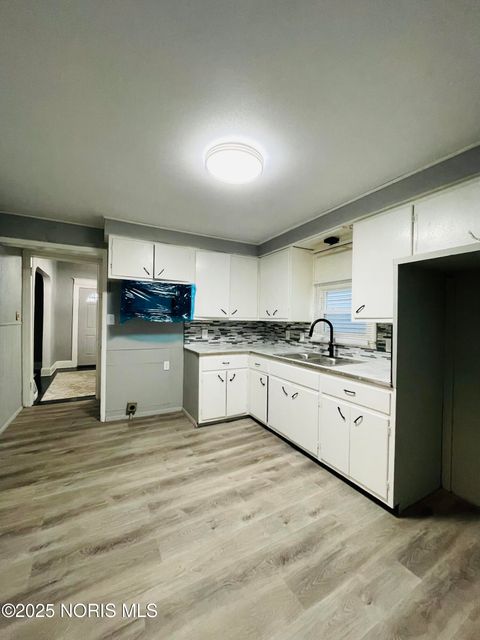 Tiny photo for 2458 Lawton Avenue, Toledo, OH 43620 (MLS # 10001760)