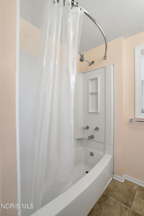 Tiny photo for 700 Lincolnshire Lane, Findlay, OH 45840 (MLS # 10007831)