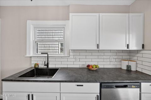 Tiny photo for 1130 Earlwood Avenue, Oregon, OH 43616 (MLS # 10006083)