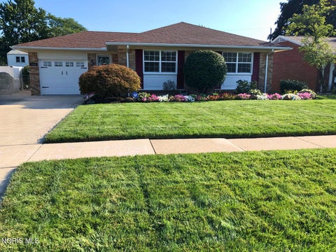 Photo of 3304 Cromwell Drive, Oregon, OH 43616 (MLS # 10012759)