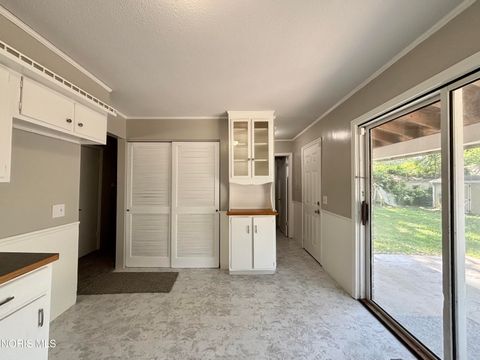 Tiny photo for 554 Williamsville Avenue, Toledo, OH 43609 (MLS # 10010026)