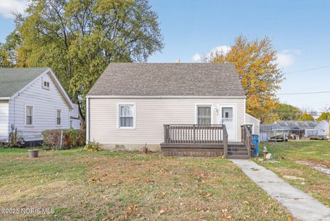 Photo of 932 Cresceus Road, Oregon, OH 43616 (MLS # 10001164)