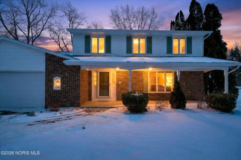 Photo of 404 Oakwood Court, Bryan, OH 43506 (MLS # 10003304)