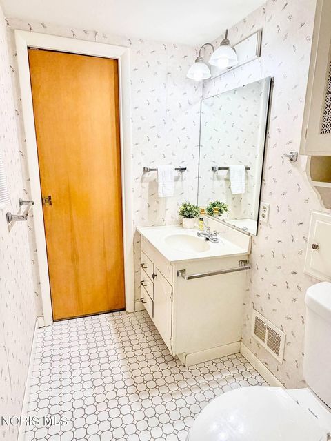 Tiny photo for 3243 S Eastmoreland Drive, Oregon, OH 43616 (MLS # 10007391)