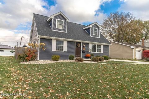 Photo of 317 Pepperton Drive, Oregon, OH 43616 (MLS # 10001598)