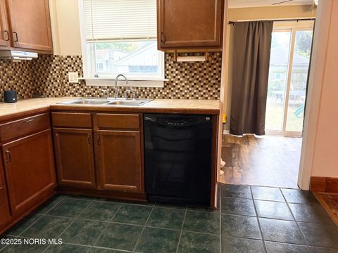 Tiny photo for 2550 York Street, Toledo, OH 43605 (MLS # 10000640)