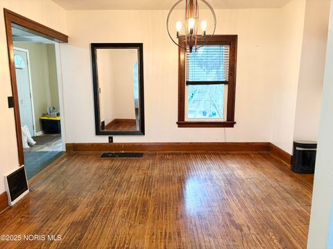 Tiny photo for 2550 York Street, Toledo, OH 43605 (MLS # 10000640)