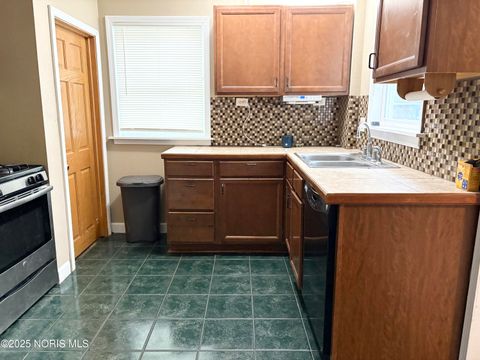 Tiny photo for 2550 York Street, Toledo, OH 43605 (MLS # 10000640)