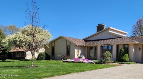 Photo of 229 Lakeview Drive, Bryan, OH 43506 (MLS # 10000317)