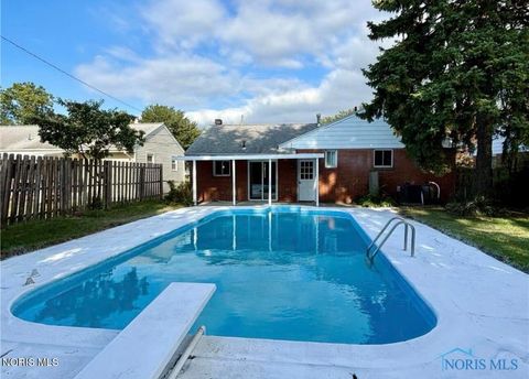 Tiny photo for 358 Crestway Drive, Oregon, OH 43616 (MLS # 10009024)