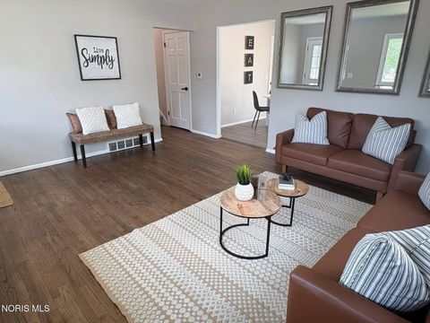 Tiny photo for 358 Crestway Drive, Oregon, OH 43616 (MLS # 10009024)