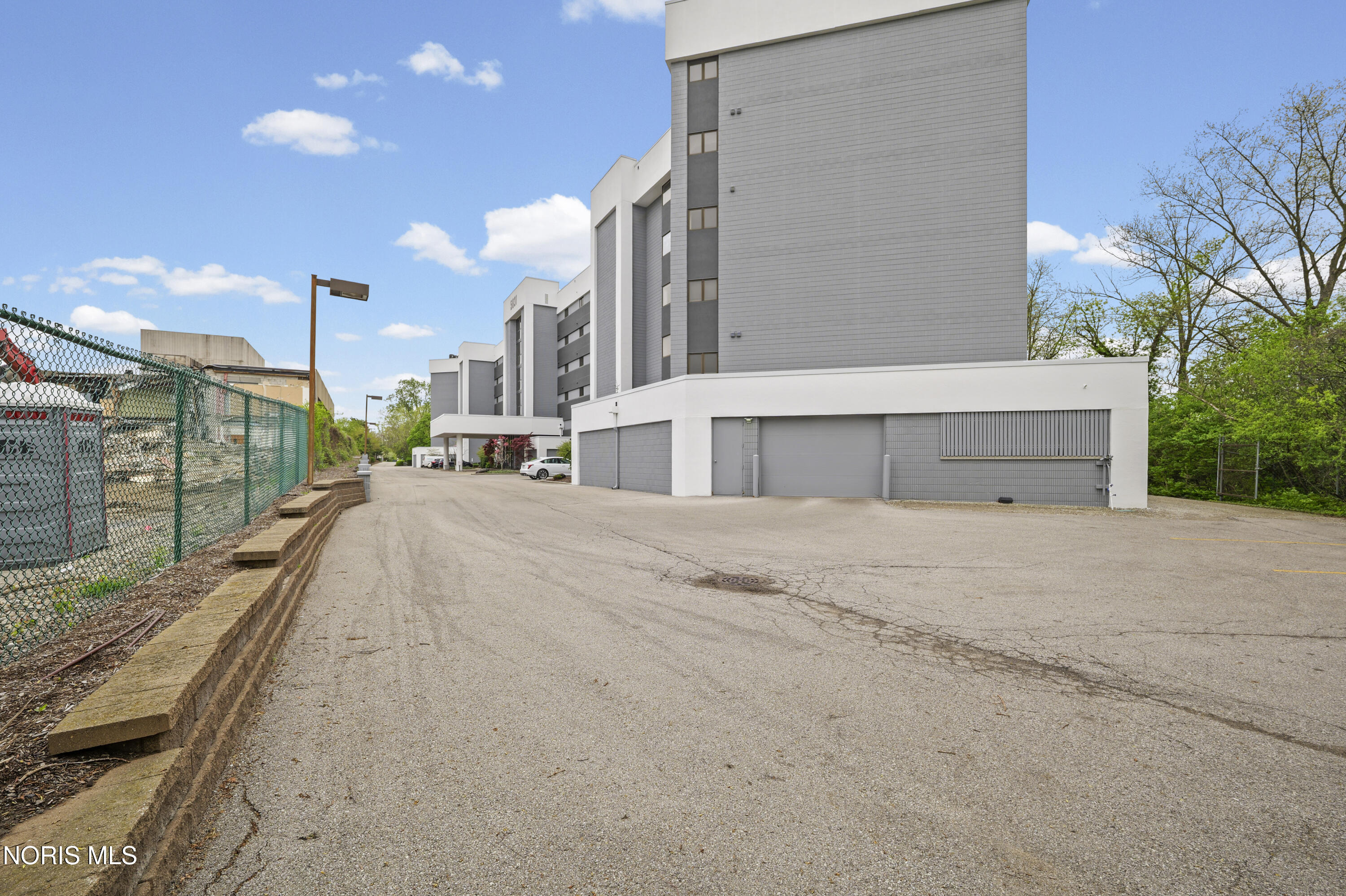 5831 Monroe Street 406