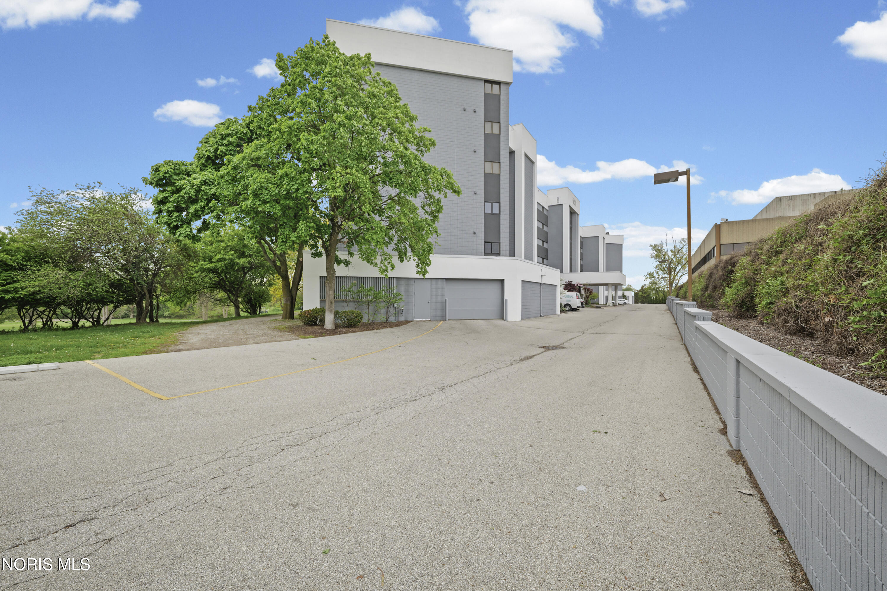 5831 Monroe Street 406