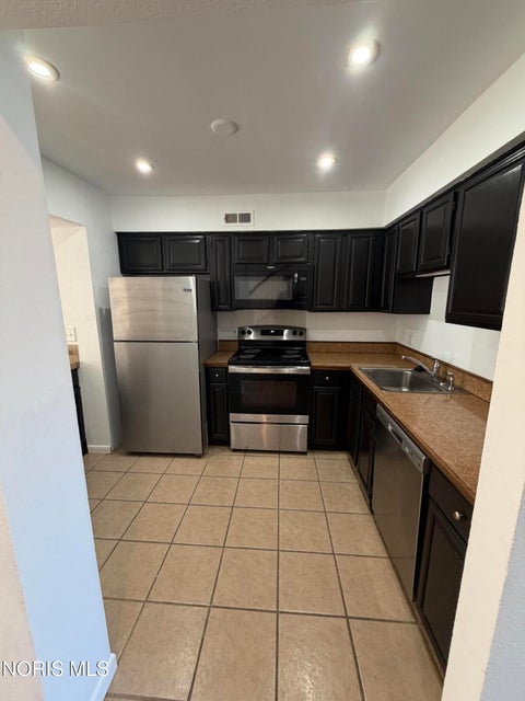 Tiny photo for 2550 W Village Drive #2550, Toledo, OH 43614 (MLS # 10012672)