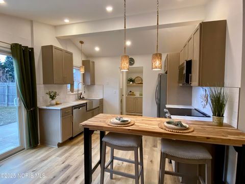 Tiny photo for 208 Gardner Avenue, Northwood, OH 43619 (MLS # 10002320)