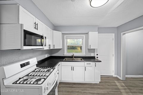 Tiny photo for 552 Wyman Street, Toledo, OH 43609 (MLS # 10001092)